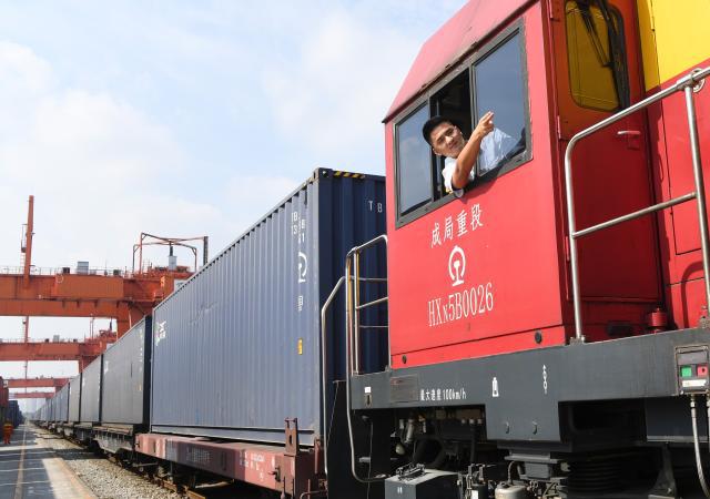 “陸海新通道”鐵海聯運首次鐵路箱下海出境專列發車