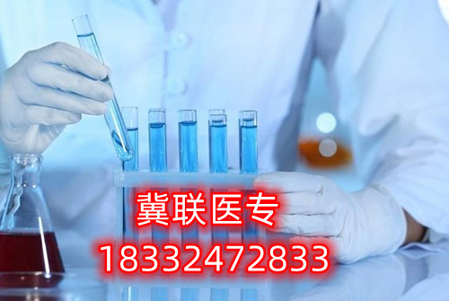 對于很多想要通過河北單招考試升學的家長和學生，往往感到為難的就是如何選擇大類方向。石家莊冀聯醫學中專學校單招升學熱門專業及院校推薦  石家莊冀聯醫學中專學校單招升學熱門專業及院校推薦  一方面是對大類招生政策的不了解，另一方面是感覺孩子太小，還不定性，盲目選擇怕將來孩子后悔。    考試七類是家長們眼中的熱門大類，護理是人氣最高的專業，優秀院校：滄州醫學高等專科學校。下面于老師給大家介紹一下第七類醫藥衛生(臨床醫學類專業除外)等所涉及專業。    單招考試第七類醫學類考試第七類：    醫藥衛生(臨床醫學類專業除外)等所涉及專業    科目：語文150分+數學150分+化學100分+職業適應性測試350分（1、我國當前醫藥衛生行業的特點和發展方向、醫藥衛生行業的特點和工作內容常識;2、生活中常見的基本疾病預防知識和疫情防控知識;3、國際、全國疾病防控宣傳日相關知識;4、醫學專業相關的社會人文常識。）    牽頭院校：滄州醫學高等專科學校    推薦院校：河北化工醫藥職業技術學院、滄州醫學高等專科學校、邢臺健康醫學院、承德護理職業學院、廊坊衛生職業學院、唐山職業技術學院、河北女子職業技術學院    熱門專業：護理、醫學檢驗技術、醫學影像技術、助產、口腔醫學技術、心理咨詢、眼視光技術、藥學    2023年河北單招考試人數：約25300人    錄取率：58.47%    公辦錄取率：17.50%    大類解讀：熱門大類，男女生都可以報考，文理不限，專業技術性不強。      第七大類職業適應性測試具體考試內容：    1、我國當前醫藥衛生行業的特點和發展方向、醫藥衛生行業的特點和工作內容常識；    2、生物醫學基礎知識；    3、生活中常見的基本疾病預防知識和疫情防控知識；    4、國際、全國疾病防控宣傳日相關知識；    5、醫學專業相關的社會人文常識。      一、護理    就業方向：主要面向各級各類醫療衛生系統和社區衛生服務機構，從事臨床護理、健康保健工作，就業度好。    二、醫學檢驗技術    就業方向：主要面向各級醫院檢驗科、血庫，各級疾病預防控制中心、血站、檢驗檢疫、計劃生育服務等機構，以及各種獨立實驗室、醫學生物試劑生產經營企業，從事醫學檢驗等工作。    三、醫學影像技術    就業方向：主要面向各級醫療衛生機構及體檢中心等部門從事醫學影像工作。    四、助產    就業方向：主要面向各級綜合性醫院和婦幼保健院（所）、婦幼保健管理機構 ，以及孕婦學校、親子活動中心和月嫂培訓中心等社區婦幼保健機構組織，從事助產、臨床護理、計劃生育和婦幼保健管理及服務等工作。  五、口腔醫學技術    就業方向：方向一∶口腔治療技術方向 主要面向各級口腔醫療機構及口腔醫療相關機構，在醫師助手、口腔咨詢等崗位群，從事口腔常見病和多發病的輔助治療與服務等工作。    方向二∶口腔修復工藝方向 主要面向口腔修復制作行業各級義齒加工企業、醫療機構口腔技工室及口腔醫療相關機構，在口腔修復、技術管理等崗位群，從事口腔修復體制作、技術管理與服務等工作。  石家莊冀聯醫學中等專業學校電話：0311-8736 8833；18332472833（同微信）  石家莊冀聯醫學中專學校快手號：v18332472833